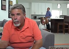 Papá se folla a la hija del patrón acompañante en el hogar