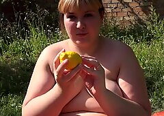 Grassottello sbalorditivo in giardino, spinge fuori un limone da una figa spesso pelosa
