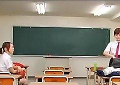 Profesora obteniendo sus tetas pequeñas y coño frotadas pezones chupadas por 2 colegialas en el aula