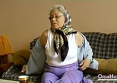Omahotel en chaleur grand-mère jouant son poé chatte