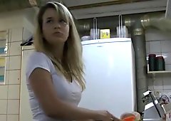 Barmaid принимает напряжённый член в кухне