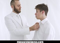 Misionárska poloha chlapec dáva kňazovi semeno striekanie na tvár