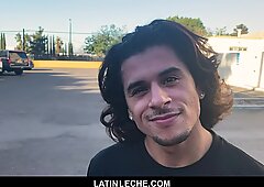 Latinleche - Sød Latino Dreng suger en ubeskåret pik