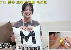 Kinesisk jente titter her bak kulissene porno