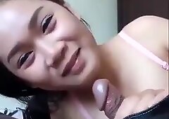 Сладки китаянки момиче смучещи гаджета малък хуй