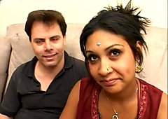Sexy indisk rask monkia kommer til å knulle en hvit fyr