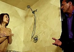 Papà si unisce alle figlie bagnata amico in doccia