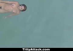 Teamskeet - krásná bujné poprsí brunetka v prdeli u bazénu