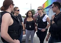 Καυσιράρα ΧΟΝΤΡΗ Sluts σε στολές μπάτσους ΜΟΡΡΑΣΜΟΣ και GAG Βαθιά στο BBC