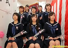 Japanilainen Schoolgirls kokoontui ja oli Ryhmäseksissä aivan koulussa.