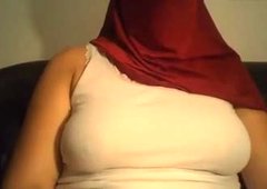 Hidžáb na sebe dievča bliká prsia, zadok a pička