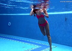 Tiffany tatum onanerer hennes sexy hårete fitte ved bassenget
