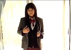 Söt college-tjej ayane chika poserar på kameran bär uniform