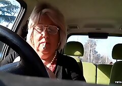 Italiensk Besta Masturbates i hennes bil